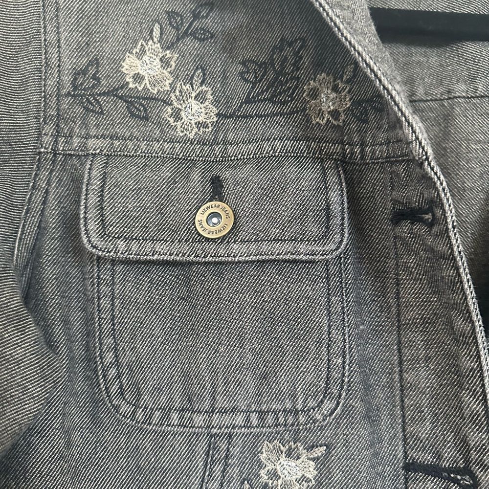 Liz Claiborne BLACK 1990s DISTRESSED EMBROIDERED FLORAL DENIM JACKET, Small - Picture 3 of 10